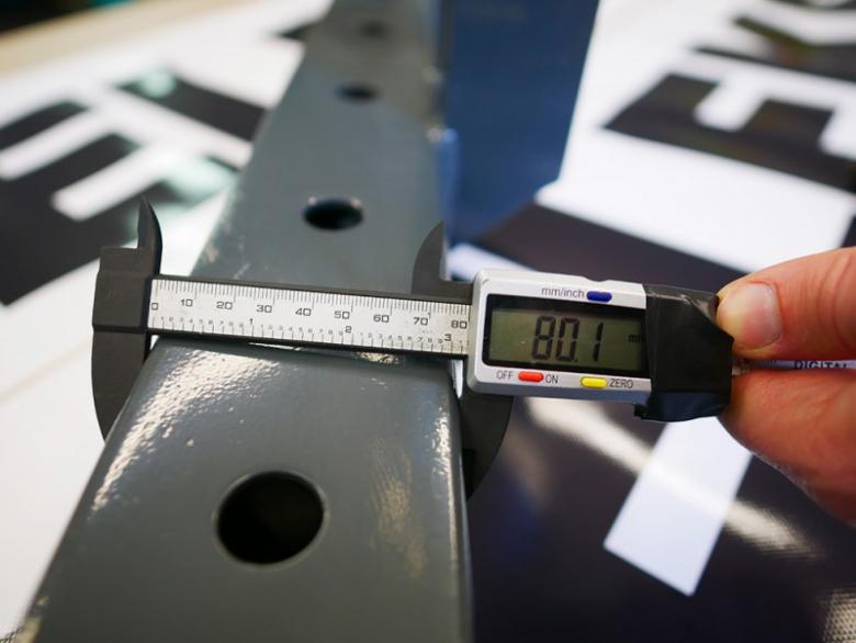 DELEKS&nbsp;DP&nbsp;3-pont csatlakozású vízszintes konzol 7-furattal&nbsp;-&nbsp;Starex Pro Kft.