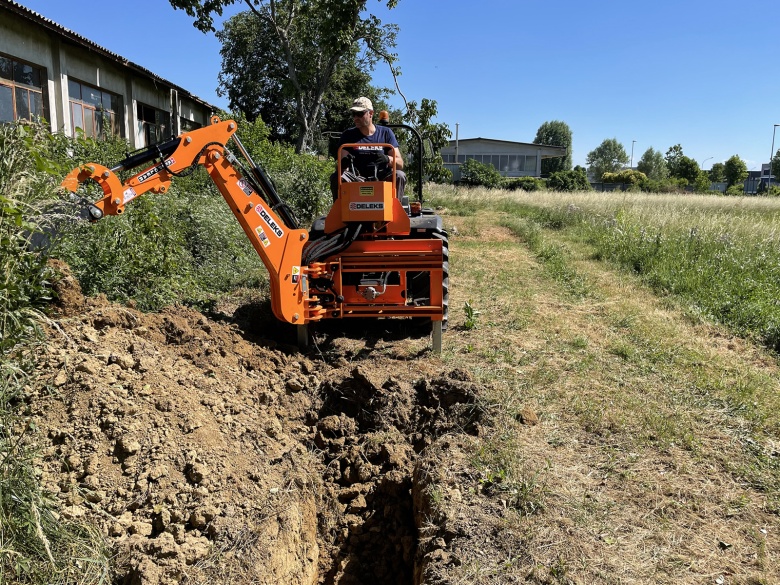 DELEKS&nbsp;DRS 2000T&nbsp;árokásó adapter hidraulikus oldalmozgatással&nbsp;-&nbsp;Starex Pro Kft.