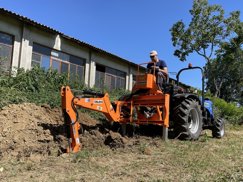 DELEKS&nbsp;DRS 2000T&nbsp;árokásó adapter hidraulikus oldalmozgatással&nbsp;-&nbsp;Starex Pro Kft.