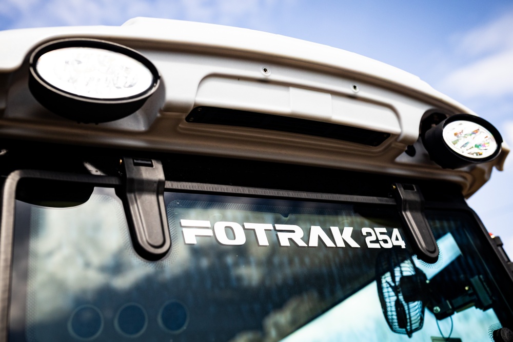 FOTRAK&nbsp;ME 254C&nbsp;univerzális traktor vezetőfülkével&nbsp;-&nbsp;Starex Pro Kft.