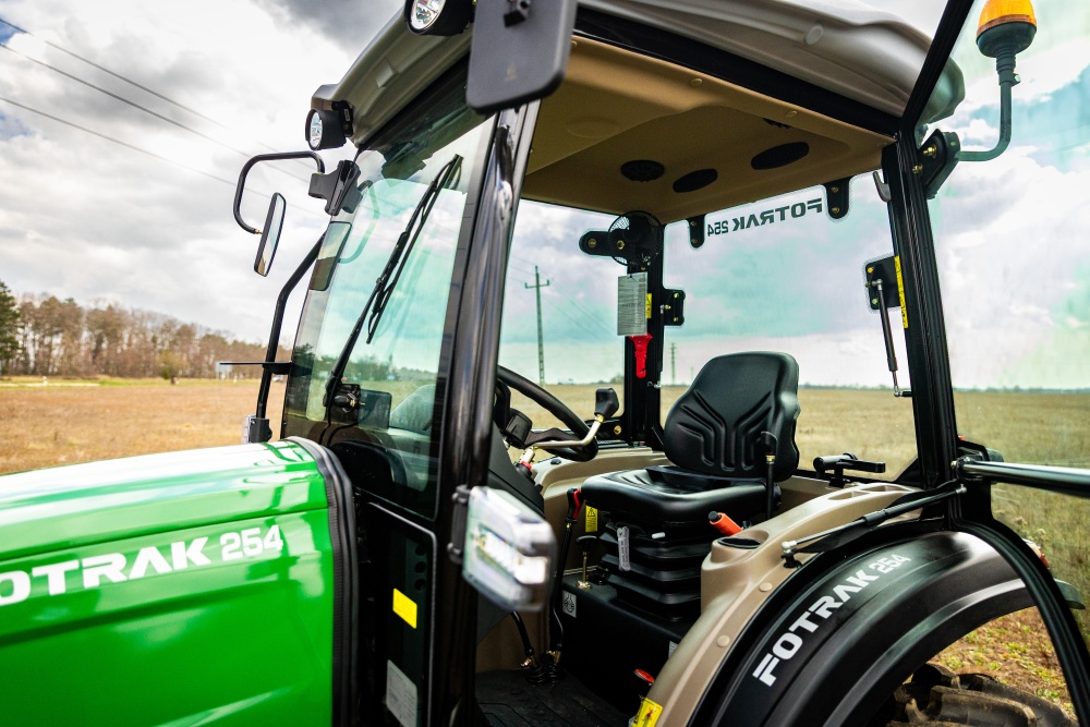 FOTRAK&nbsp;ME 254C&nbsp;univerzális traktor vezetőfülkével&nbsp;-&nbsp;Starex Pro Kft.