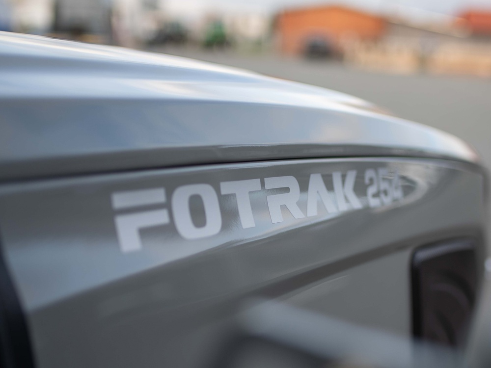 FOTRAK&nbsp;ME 254R&nbsp;univerzális traktor napfény tetővel&nbsp;-&nbsp;Starex Pro Kft.