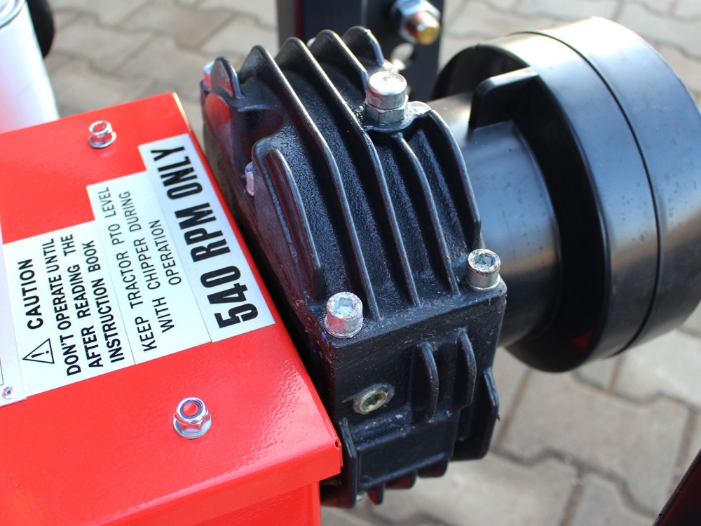 STAREX&nbsp;AXR 90&nbsp;kardán hajtású ágaprító hidraulikus adagolással 100 mm vágási átmérővel&nbsp;-&nbsp;Starex Pro Kft.