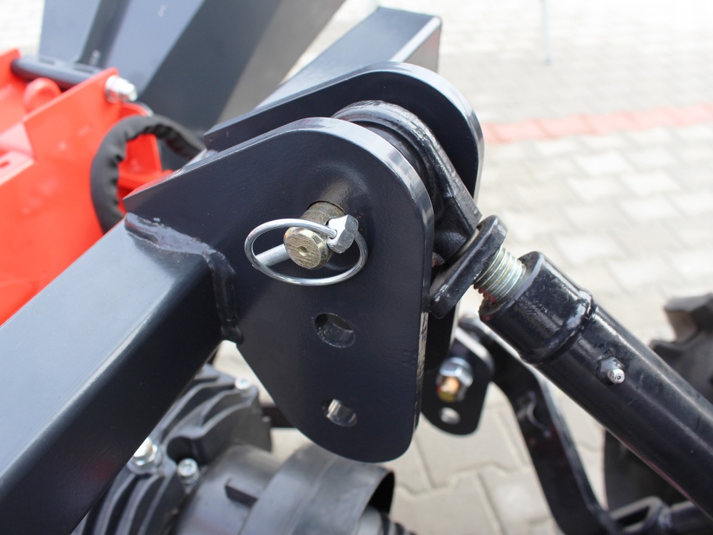 STAREX&nbsp;AXR 90&nbsp;kardán hajtású ágaprító hidraulikus adagolással 100 mm vágási átmérővel&nbsp;-&nbsp;Starex Pro Kft.