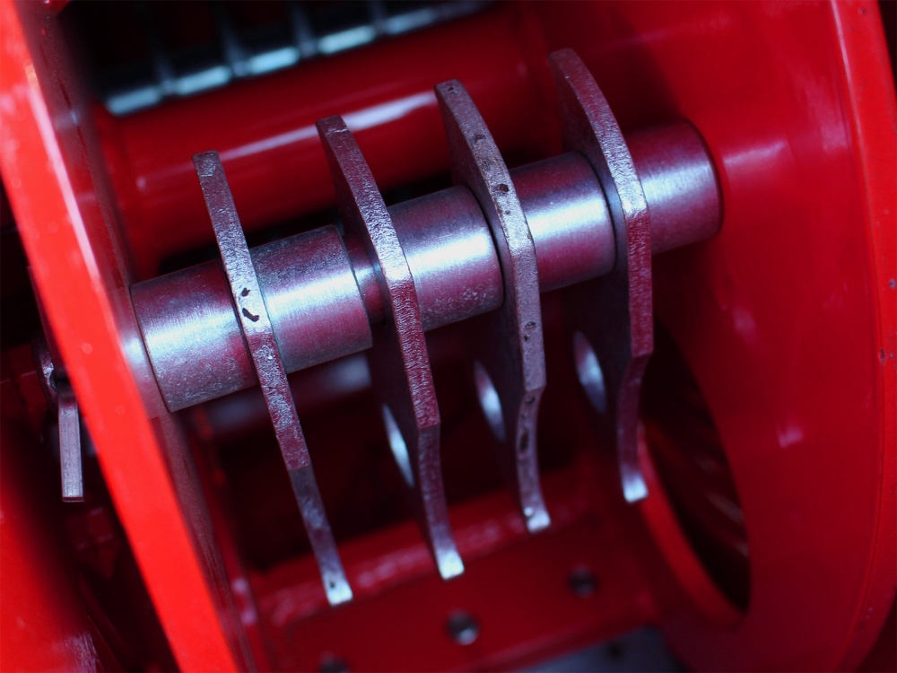 STAREX&nbsp;AXR 90&nbsp;kardán hajtású ágaprító hidraulikus adagolással 100 mm vágási átmérővel&nbsp;-&nbsp;Starex Pro Kft.