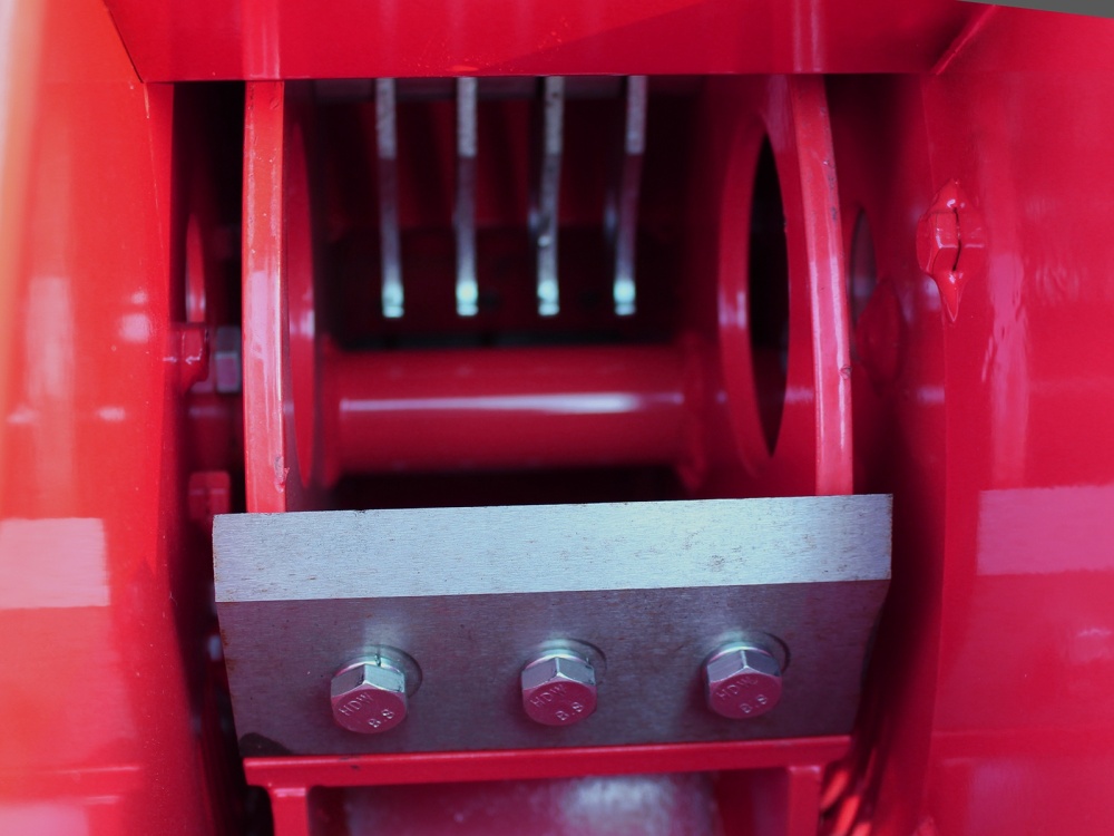 STAREX&nbsp;AXR 90&nbsp;kardán hajtású ágaprító hidraulikus adagolással 100 mm vágási átmérővel&nbsp;-&nbsp;Starex Pro Kft.