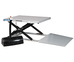 SL 1001-1502: Alacsony kivitelű 1.000-1.500 kg teherbírású emelőasztal rámpával.